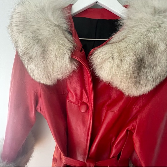 🍒 SOLD 🍒 VINTAGE • cherry red leather trench coat w cream fur collar and cuffs - Picture 11 of 15